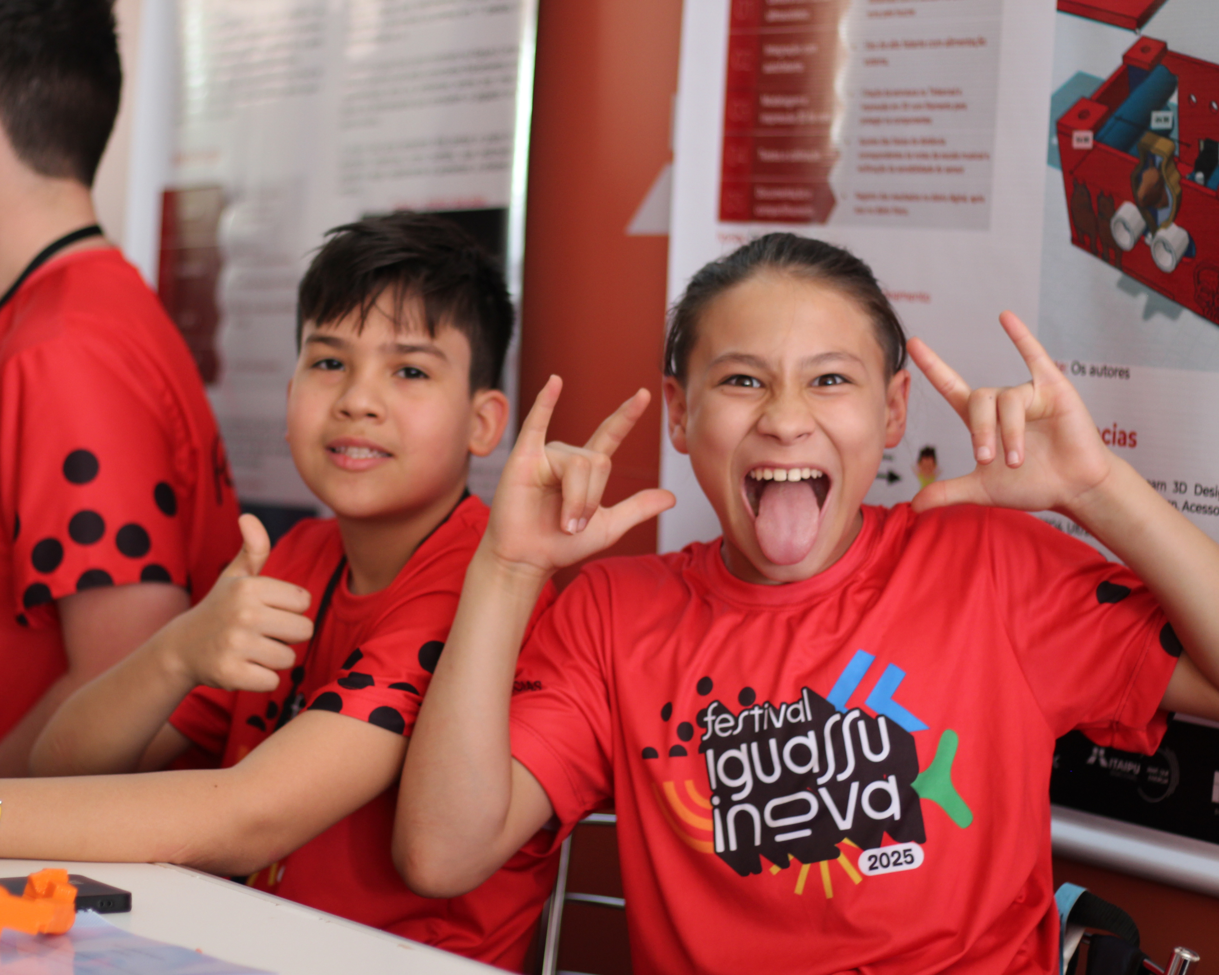 Alunos apresentando projeto na FIciências
