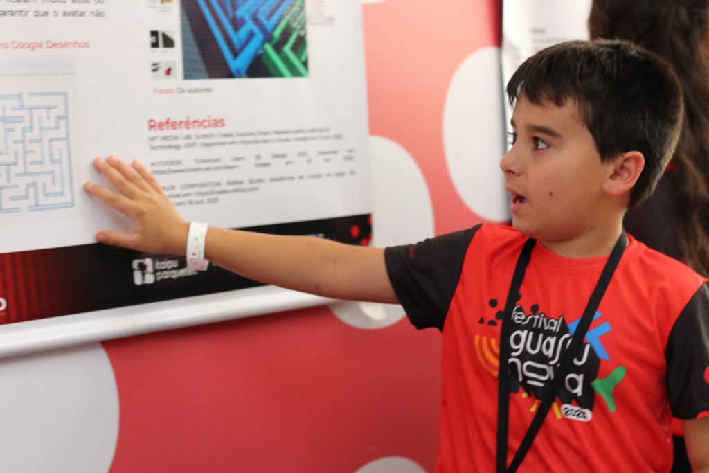 Estudante apresentando painel de projeto