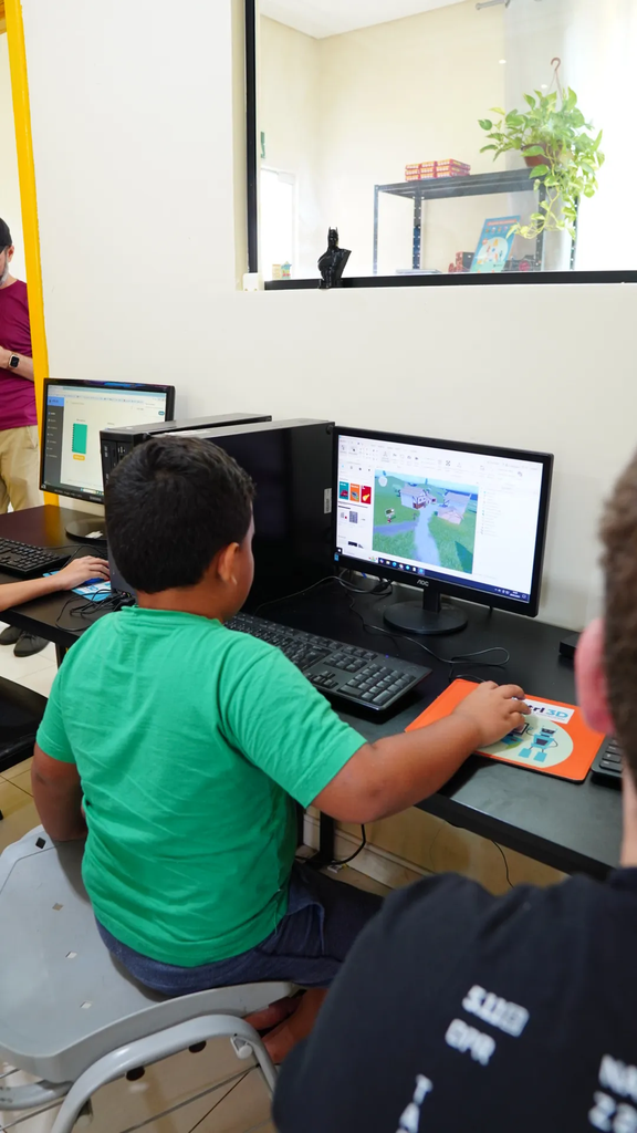 Estudante criando um jogo no computador