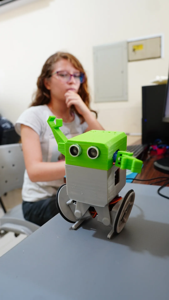 Estudante montando circuito em um robô