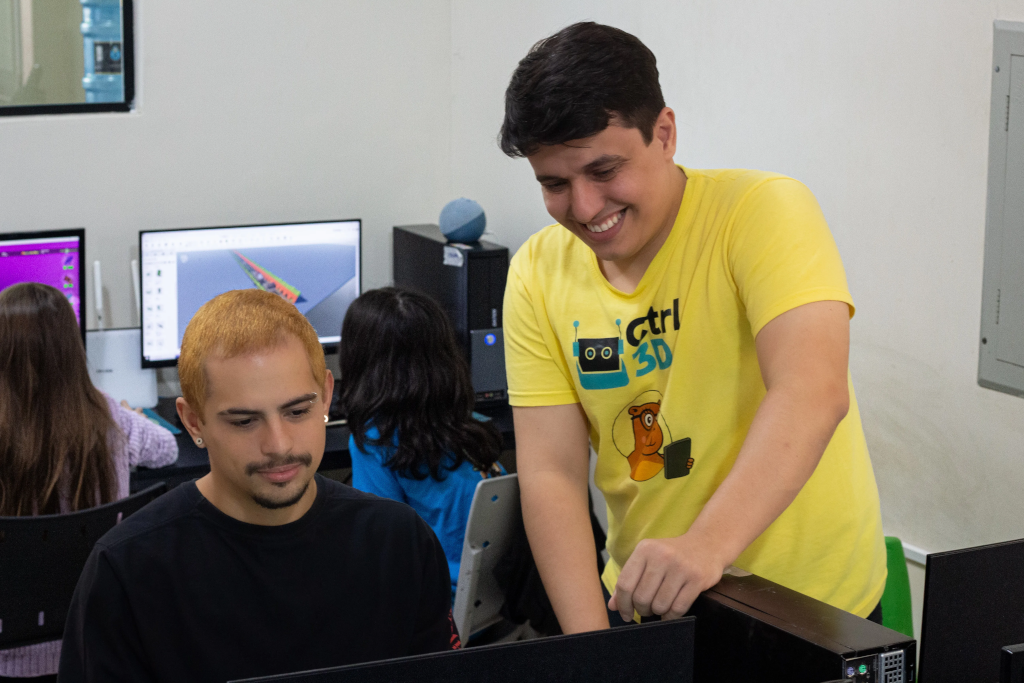 Professor orientando alunos em uma atividade de robótica da CTRL 3D