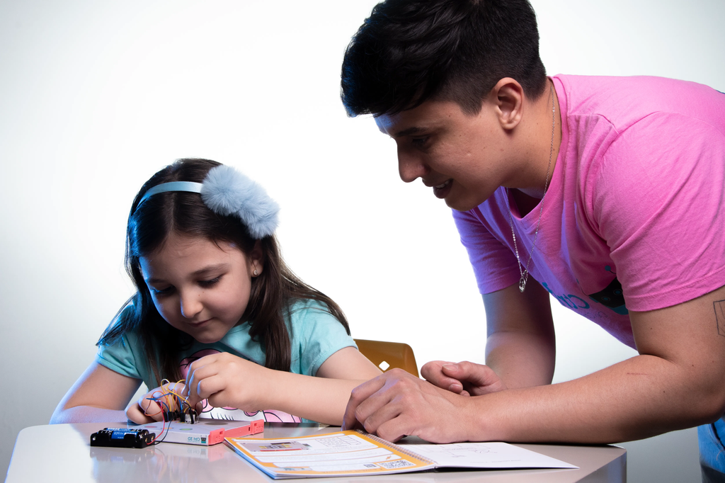 Professor orientando alunos em uma atividade de robótica da CTRL 3D