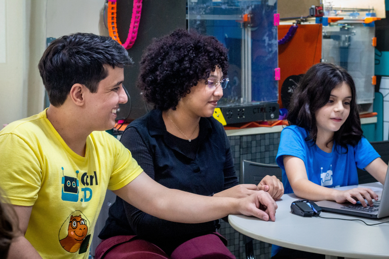 Estudantes programando em grupo durante uma atividade da CTRL 3D