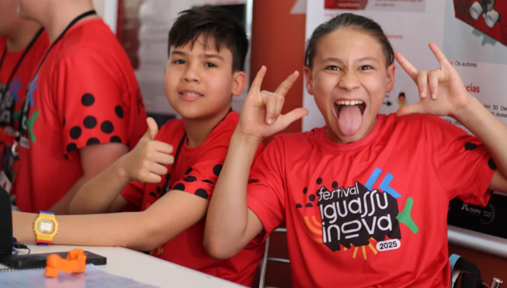 Alunos programando robôs