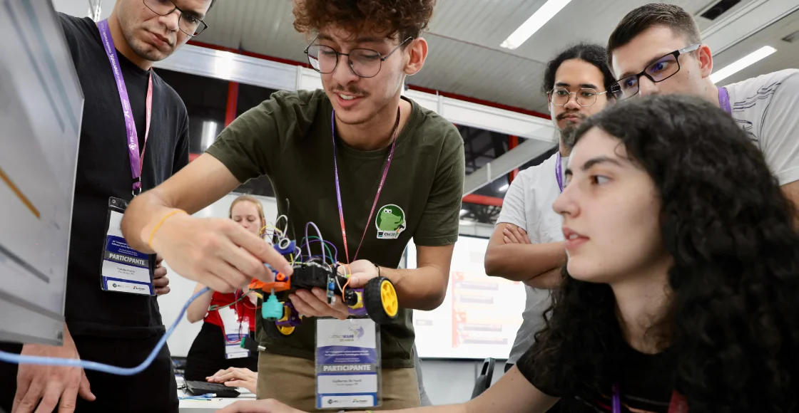 Alunos montando robôs