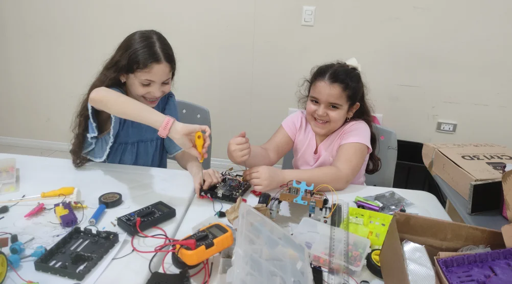 Professor auxiliando alunos